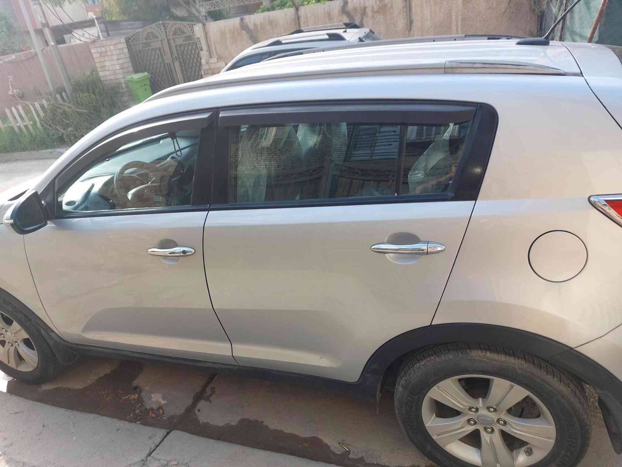 سبورتج ٢٠١١ وارد امريكي محرك ٢٤٠٠ دوش
ستيرن كهرباء 
حساس خلفي 
شاشة بلادي ودمام 
مكينة وگير وضع الشركة 
صبغ چاملغين وبنيد وتصليح ببداية الشاصي لغد سليم 
السيارة جاهزة من كلشي 
مكاني بغداد الدورة 
***********
السعر ب ١١٠ وبيها مجال قليل
