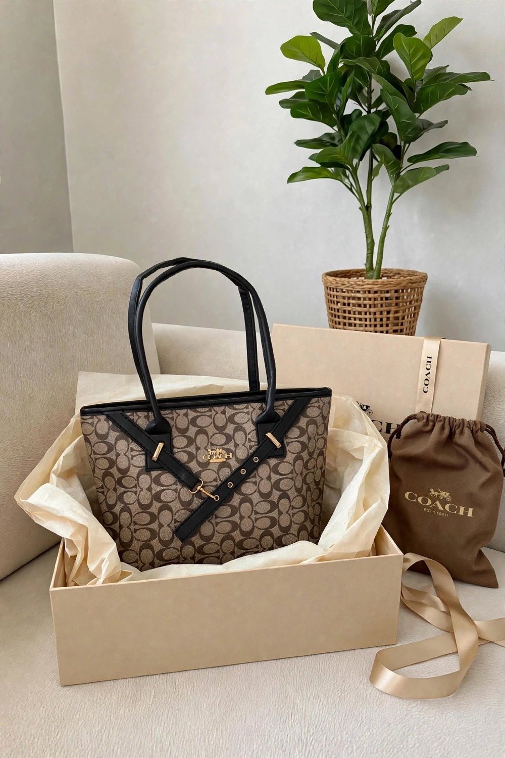 كوتش توت بلون أبيض لؤلؤي، نقشة كوتش الناعمة وشعار ذهبي بارز
تجي مع حزام كتف + حزام جانبي ذهبي

✨ جلد فاخر - خياطة متقنة - بطانة واسعة
📏 القياس: 40 × 26 × 11 سم

🚚 التوصيل: المحافظات 5 الاف / النجف 3 الاف