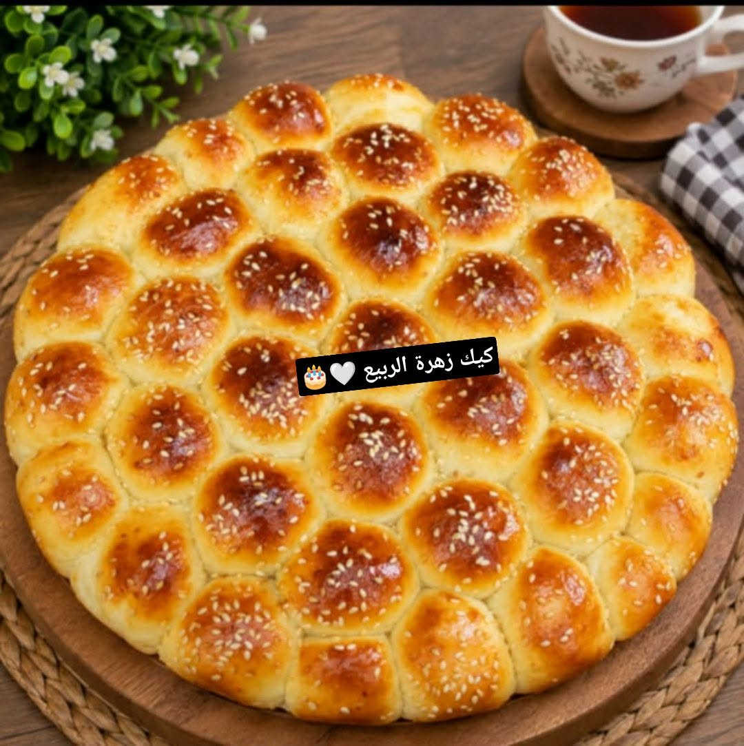 كليجه هشه وطعم يجنن  الحجز مسبق 🍪

نص مكتوب في الصور:
- كيك زهرة الربيع 🤍
- كيك زهرة الربيع 🎂🤍