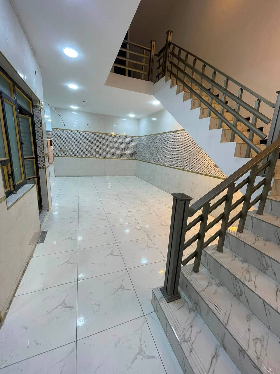 150 متر 
السعر 290 مليون وبي مجال 
البناء🏗️
الطابق الارضي 

صاله وغرفه نوم ومطبخ 

ومنوورر وخدمات 

الطابق الثاني 3 غرف نوم وخدمات 

الموقع حي الجهاد ديوان المخابرات 
سيف ابو يزن

***********

