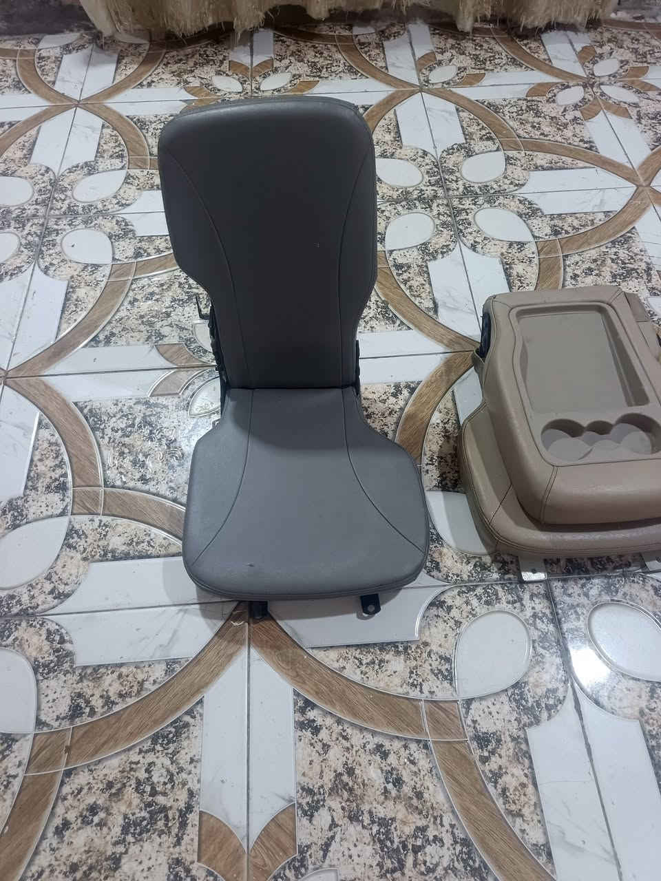 كشن بصف السايق كامل جيب وشد توصيل لباب البيت موجود سعر 65    ***********

