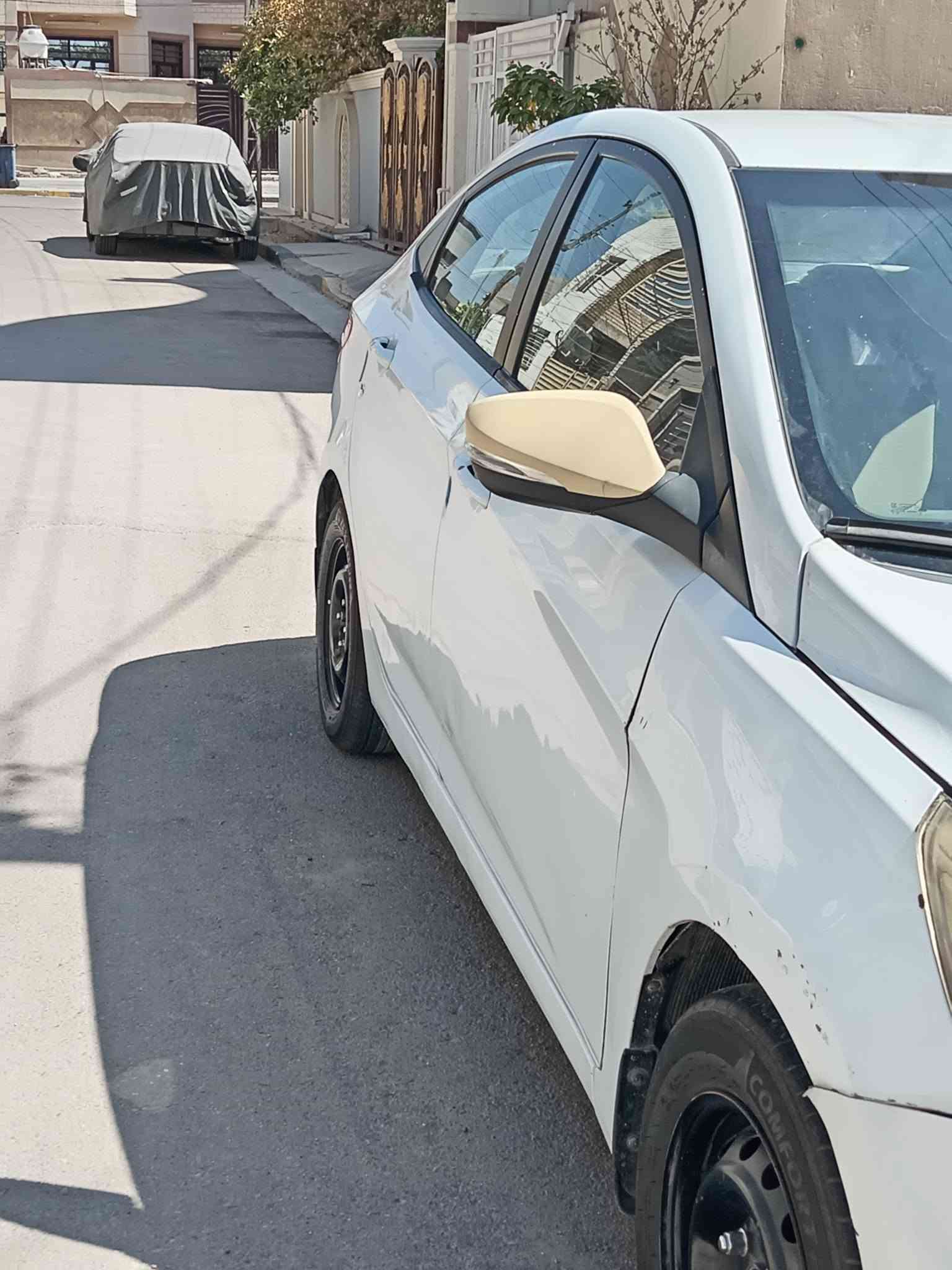 اكسنت ٢٠١٥ أبيض خليجي 
محرك ١٦٠٠ رقم ألماني بأسمي تحويل ثاني يوم 
نقص تبريد 
و الضربات صفحة البنيد 
بالخلف ركن الجاملغ و ركن الجنطة 
جاملغ امامي بارد
كما موضح في الصور 
تخم تاير باتري جديد 
السعر ٨٠ و بيها مجال
مكاني بغداد
***********
