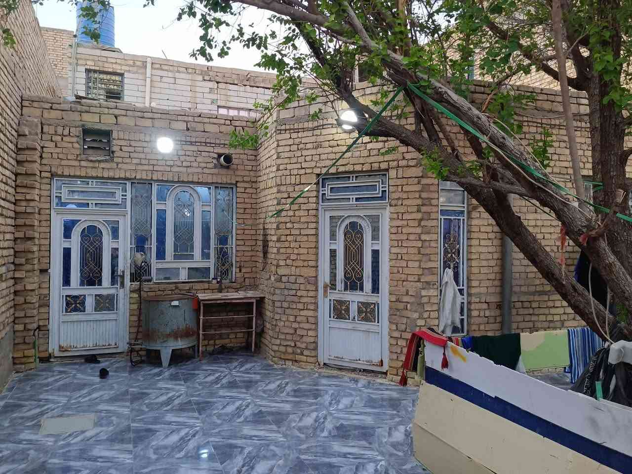 السلام عليكم… 
دار للبيع رقم مساحة(200)م معاملة كاملة واصل للتقييم يحتوي على غرفتين وصالة وديوانية ومطبخ ومناور وصحيات داخلية وخارجية بالاضافة الى غرفتين فوك نقصهن لبخ وارضيه وكهربائيات العنوان ميسان /حي الشرطة/مقابل طاقة كهرباء ابو رمانة السعر المطلوب 80 وبيه مجال للاستفسار الاتصال على الرقم ***********
