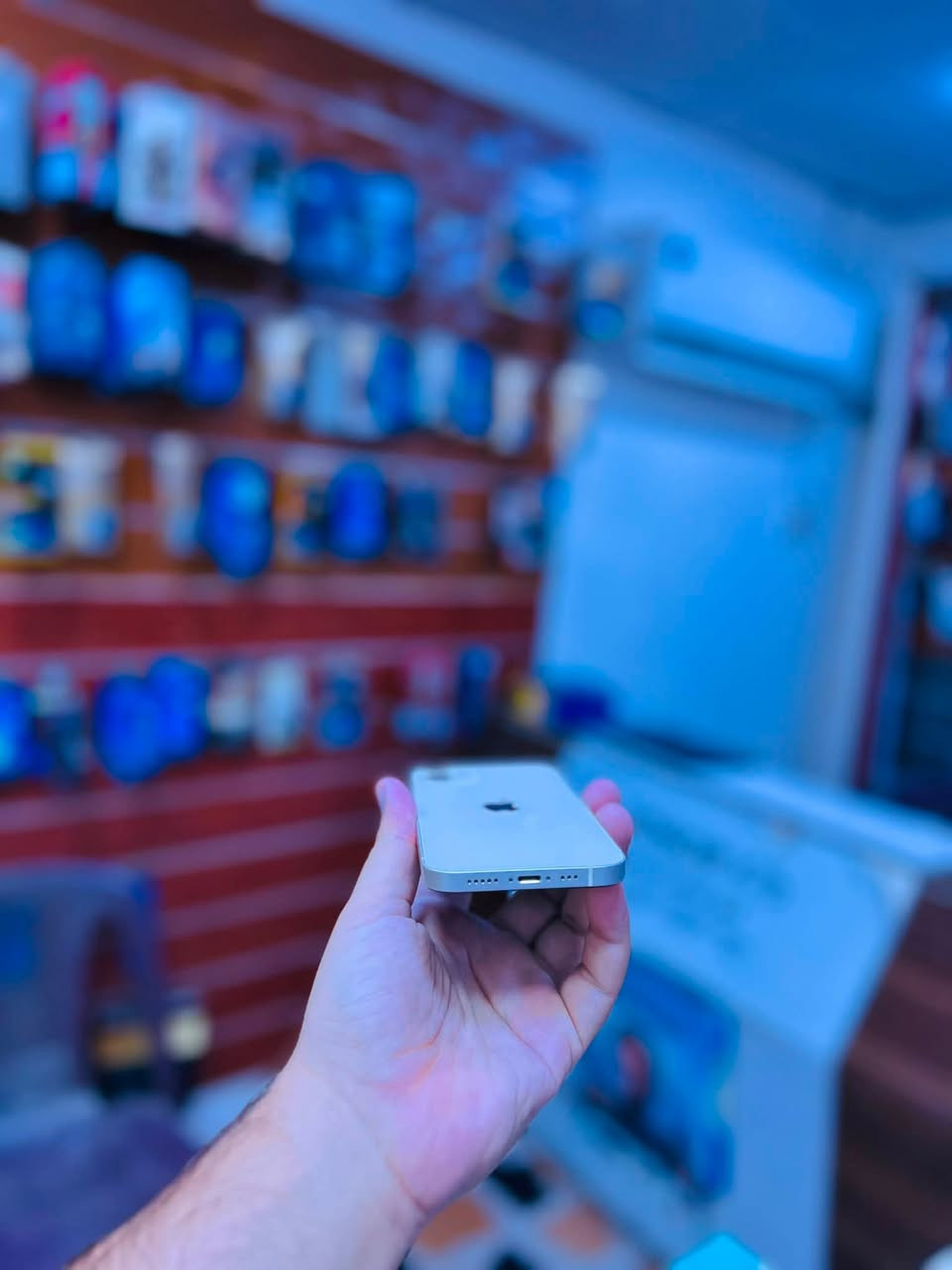 السلام عليكم للبيع ايفون 12 عادي ذاكره 64 بطاريه 82 الجهاز كله بلادي فقط مبدل شاشه اصليه وبصمه الوجه شغاله كلشي شغال الجهاز نضافته 100/100 مكفول من لشخط السعر 195 قفلل مكاني تكريت للاستفسار ***********
