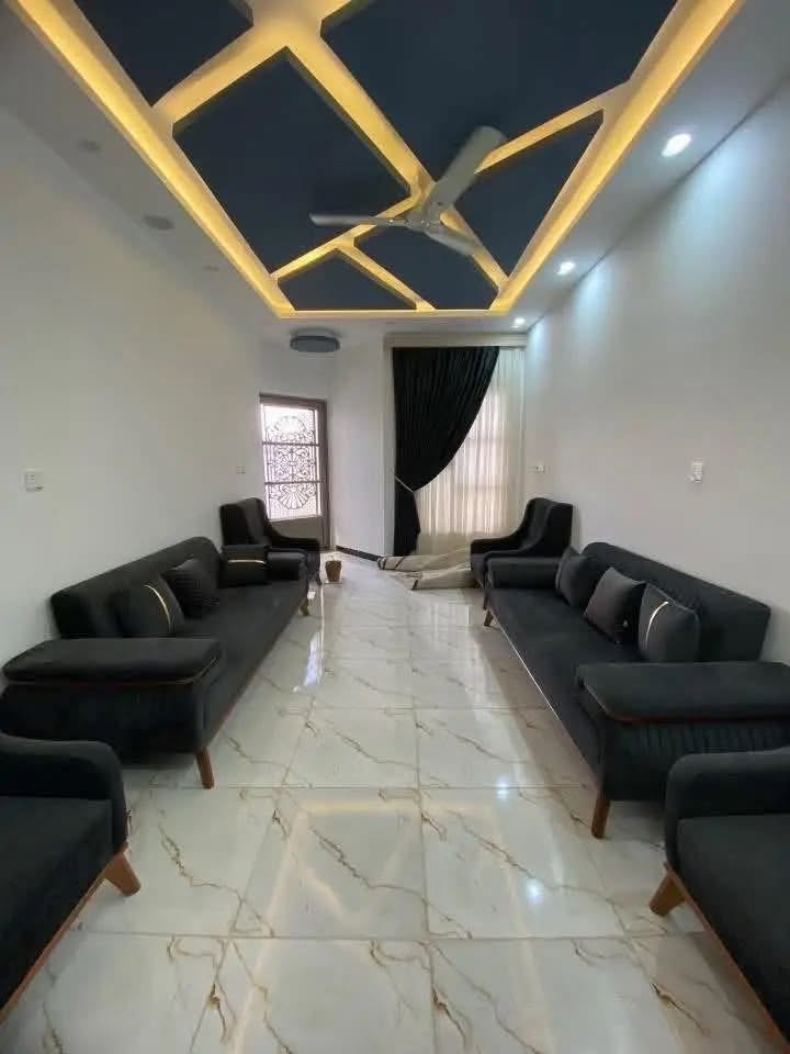 دار للبيع 🏡

المكان / قادسيه حي الشهداء شارع 30م ع حديقه 
امام الدار حديقه عامه 
المساحه /   150م وجه 7.5 م ونزال 20 م
طابقين 
بناء حديث فوول ترتيب شغل مهندسين 
اربع غرف نوم واستقبال وصاله وسطيه ومطبخ 
حمامات داخليه وخارجيه 
السعر 150 مليون قابل للتفاوض 
للتواصل عام *********** او ***********
ملاحظه / التفاوض حصوا مع صاحب الدار

نص مكتوب في الصور:
- 19
- LTE
- ٧:٥٣
- Barron
- اليوم 1:55 م
- مراسلة Barron...
