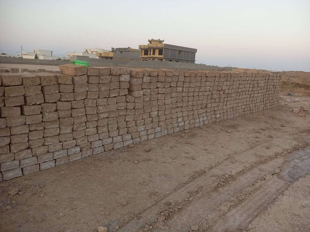 لبن طين للبيع مفيد لأصحاب المزارع وحقول الدواجن من حيث درجات الحرارة
القياسات
الطول 40
 العرض 20
 الأرتفاع 12
سعر الألف ب250 مطروح 
المكان واسط ناحية شيخ سعد 
للأستفسار ***********
***********
