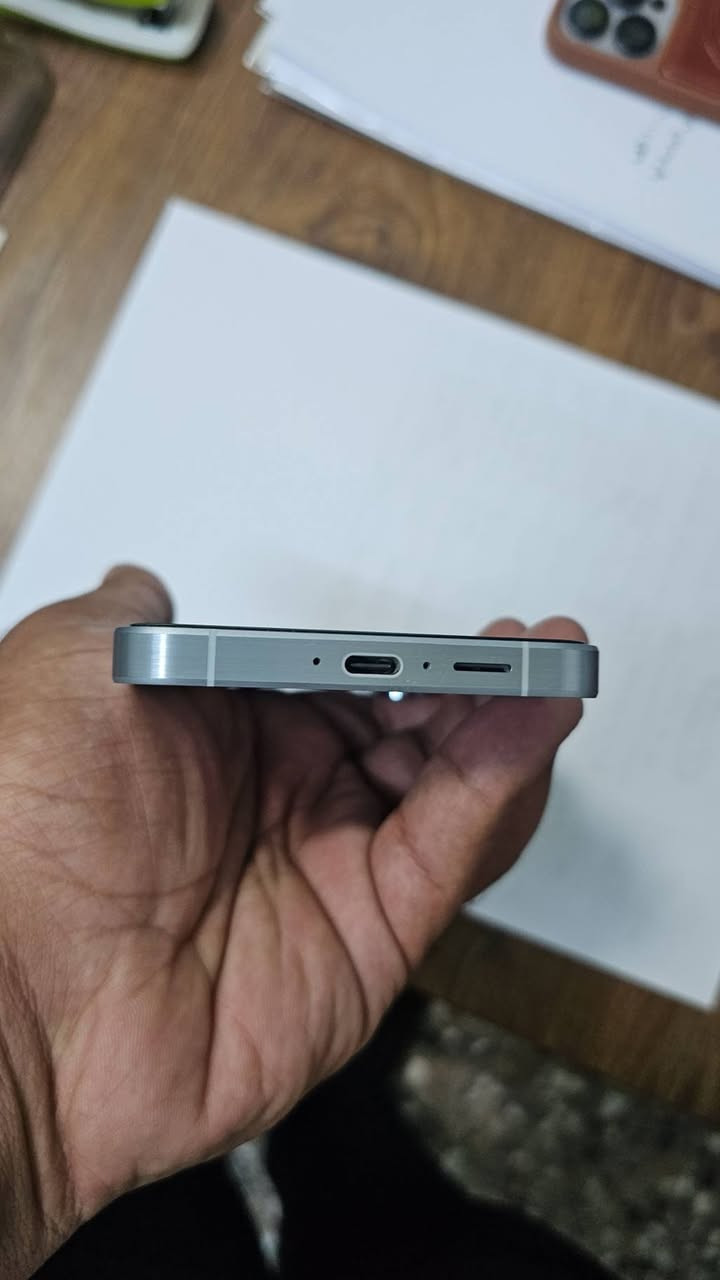 للبيع : Samsung Galaxy A55 5G النسخة العالمية - لون [الأبيض الثلجي] بحالة الجديد
​✨ لعشاق الأناقة والتميز: للبيع، جهاز سامسونج A55 5G الراقي، استخدام راقٍ جداً وبحالة ممتازة تماماً (كالجديد من العلبة).
​📱 مواصفات الجهاز الأساسية:
​الموديل: Samsung Galaxy A55 5G
​الذاكرة الداخلية: [ 256 جيجابايت]
​الرام (RAM): [ 8جيجابايت]
​اللون: [الأبيض الثلجي] - لون مميز وفخم جداً.
​المعالج: Exynos 1480 القوي والموفر للطاقة.
​⭐ مميزات الجهاز وحالته:
​الحالة العامة: الجهاز "نظيف جداً" (بحالة الزيرو)، لا توجد فيه أي خدوش أو صدمات (كما هو موضح في الصور).
​الشاشة: شاشة Super AMOLED ممتازة، محمية بـ Gorilla Glass Victus+.
​البطارية: بحالة ممتازة وتدوم طويلاً (5000 mAh).
​الملحقات: [متوفر العلبة والشاحن الأصلي ].
​💰 السعر:
​المطلوب: 450 الف 
​(السعر قابل للتفاوض البسيط للجادين فقط، يرجى عدم البخس).
​📍 مكان المعاينة والتواصل:
​المكان: بغداد/ جميلة / شارع خير الله.
​للتواصل والاستفسار:
​الواتساب ***********
​أو عبر واتساب/ماسنجر لأي تفاصيل أخرى
