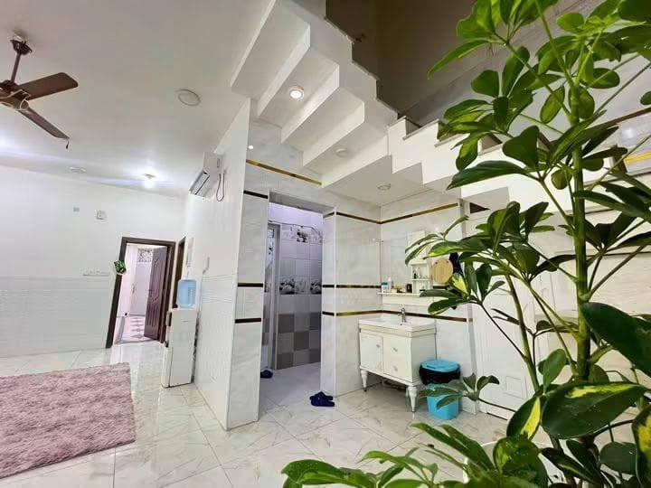بسم الله الرحمن الرحيم
دار سكن للبيع للبيع في السماوه
حي النفط الطابو الطابو 
قريب على البنزين خانه 
المساحه ٢٢٥ متر الواجهه ٧ ونص
طابقين مسلح الدار كلش جديد ومرتب يتكون من 
غرفتين واستقبال ومطبخ وصاله وصحيات داخليه وخارجيه
الثاني / غرفه وصاله وصحيات
وباقي التفاصيل مراجعة مكتب الاصالة للعقارات ***********
