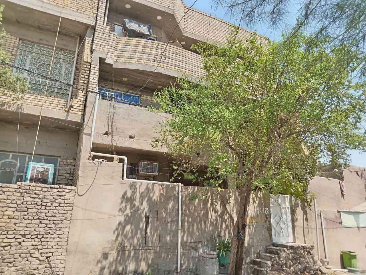 بيت البيع البيت 3 طوابق البناء طابوق عالي على الشارع خدمات تبليط مجاري كله جديد ٧ غرف نوم واستقبال ومطبخ مع صاله داخليه *********** اتصل ودلل
