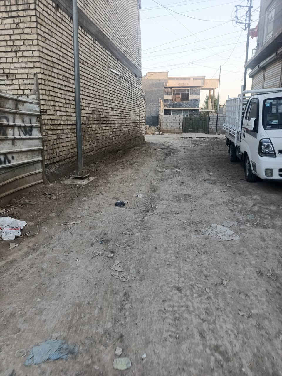 سلام عليكم  بيت لبيع في شعب سريدات قديمه مربع ثالث 
مساحت لبيت 75 طابق لوال كامل طابق ثاني هيكل يحتوي علا 2 غرف نوم وصاله حمام مثل ما موضح بل فديو لبيت سند 25 
بي وكاله من محكه سعره 65 بي مجال للاستفسار تصل علا رقم 
***********
