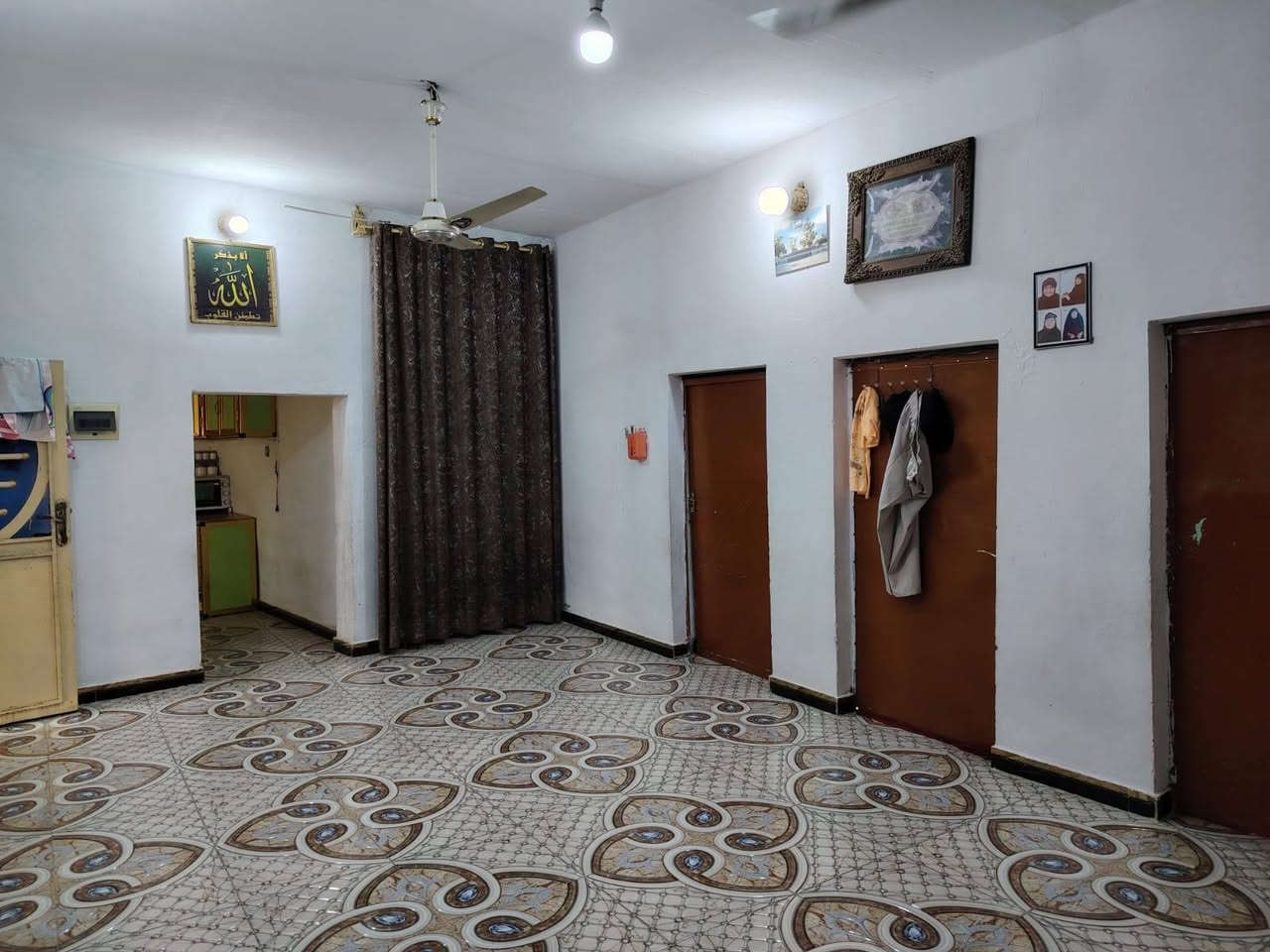 بيت في حي الزهراء للبيع
مع سبالت ثلاث بحالة جيدة
ومعرض مطبخ
المساحة ٢٠٠ م
 قريب على الشارع الصب 
غرقتين استقبال صالة 
يحتوي على كراج يسع لسيارتين
 مع محل داخل البيت يعمل حالياً  تأسيسات كهربائبة وانشائية
كافة الخدمات ماء كهرباء شارع سبيس
مجاري صب
للأستفسار : ***********
