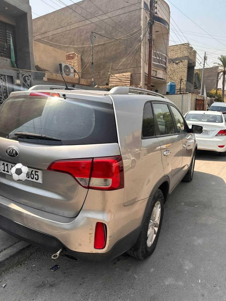 السلام عليكم 
كيا سورنتو 2014 وارد امريكي حادثها بالمنشور بدون ايرباك 
مواصفات نص فول
تحكمات جهتين استيرن 
شاشه وكامره 
٧ راكب
مكينة 2400 4 سلندر 
٥ ويل كب 
مكينه كير تبريد نظاف
قطعتين تبريد 
مكان السياره بغداد الكرخ 
للاستفسار ***********
السعر ب127 بغداد, العراق
