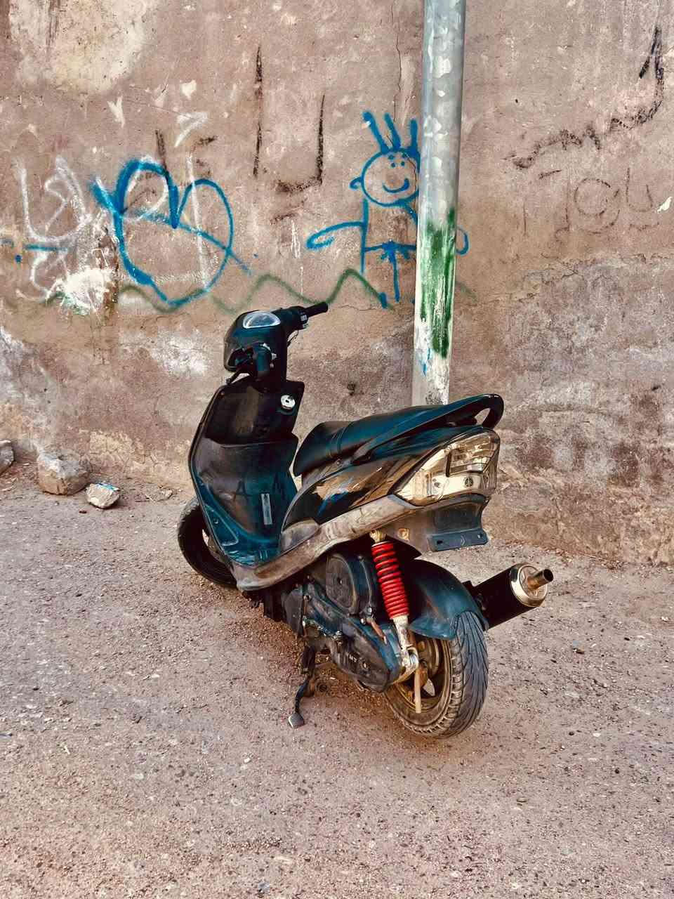 سلام عليكم دراجه للبيع الدراجه نضيفه اشاير شغاله السلف. يرادله بس واير الدراجه مفتوحه بوشه فقط السعر ٥٥٠ مستعجل على. بيعتها رجائن  المو الشراي لا. يراسل التواصل ***********

