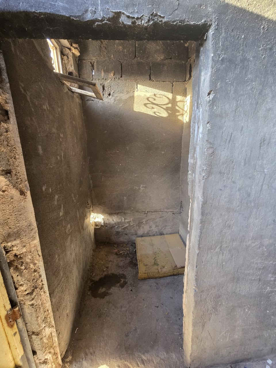 بيت في كربلاء امنداخلي قرب المدرسة الصفرة  يحتوي البيت على استقبال وغرفه نوم ومطبخ وصحيات  سعر البيت 35 
التواصل رقم الهاتف ‎***********
