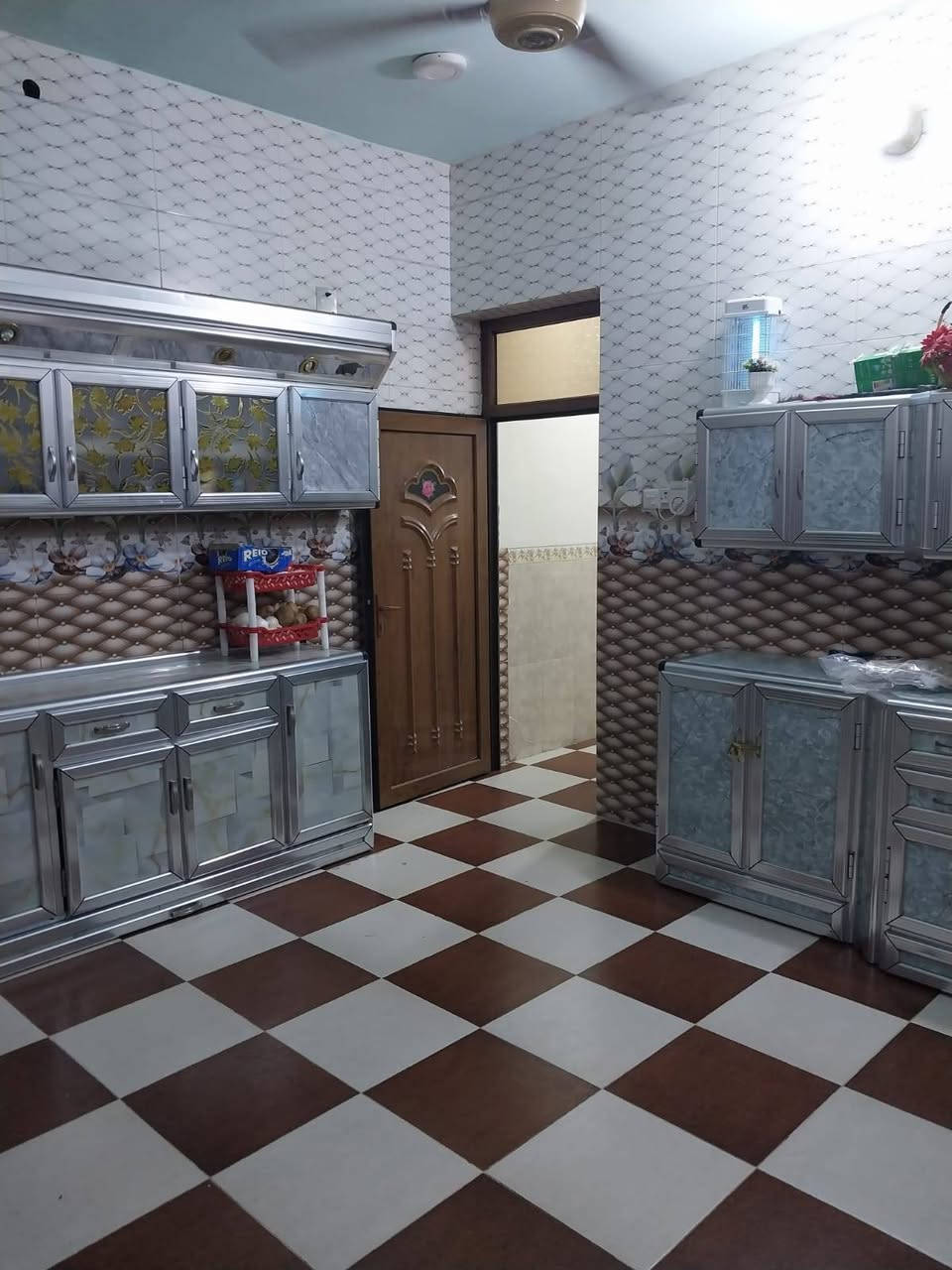 السعر 150بيت طابقين  طابو صرف تحويل مباشر 4 غرف نوم 2طابق اول و2طابق ثاني  وديوانية ومطبخ  ومناور وكلدور وصالة وبلكونلت كبيرة 
بناء حجر٠رباط ارضي
المساحة 200م الموقع رمادي 5كيلوقرب جامع حذيفة تواصل واتساب *********** ابو مصطفى
