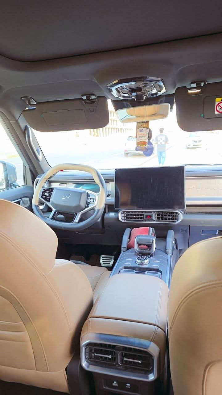 جيتورjetour T2 2025 luxury كفالة عامة 
ماشية 31 الف …السعر 238 ورقة مع مجال بسيط
للاستفسار الاتصال ***********

المحرك: محرك 2.0 لتر تيربو 4 سلندر حقن مباشر
نظام الدفع : دفع رباعي AWD متطور من BorgWarner
• كاميرات محيطية 540 درجة
• رادار تفاعلي
• نظام التحذير من التصادم الأمامي و الخلفي
• نظام تحذير مغادرة المسرب
• نظام المساعدة للبقاء في المسرب
• نظام القيادة شبه الذاتية
• نظام مراقبة النقطة العمياء 
• نظام الكبح التلقائي في حالة الطوارئ
• حساسات اصطفاف أمامية وخلفية
• نظام الفرامل اليديوية الأوتوماتيكي (Autohold)
• ماسحات الزجاج الامامي مع حساس تلقائي للمطر
• 6 وسائد هوائية امامية وجانبية عدد
• نظام المكابح المانعة للانغلاق ABS
• نظام التحكم بالثبات ESC
• نظام التحكم بنزول المنحدرات
• نظام مساعد لصعود المرتفعات
المواصفات الداخلية والخارجية:
• شاشة عرض ترفيهية قياس 15.6 إنش 
• شاشة عرض معلومات القيادة قياس 10.25 إنش 
• نظام ابل كاربلاي واندرويد اوتو 
• نظام صوتي فاخر 12 سماعة نوع SONY
• نظام أوامر وتحكم صوتي
• فتحة سقف بانوراما 
• مقصورة الركاب من الجلد الفاخر
• مقعد السائق والراكب تبريد
• مقعد السائق والراكب كهربائي
• مقعد السائق والراكب مزود بذاكرة لحفظ 3 وضعيات الجلوس 
• إنارة محيطية مع إضاءة ترحيبية 
• نظام تقليل الضجيج داخل المقصورة النشط
• شاحن هاتف لاسلكي سريع
• الأضواء الأمامية والخلفية أوتوماتيكية ليد (LED)
• نظام التحكم الذكي بالإنارة العالية
• مرايا خارجية قابلة للطي كهربائياً
• ويل الالمنيوم قياس 20 إنش 
• نظام الدخول الذكي (بصمة)
• قفل/فتح النوافذ والبانوراما بالبصمة
• مسند الذراع الوسطي مع ثلاجة
• باب الصندوق شفط وبصمة
• وضعيات قيادة متعددة للطرق الوعرة
• دوسات جانبية
