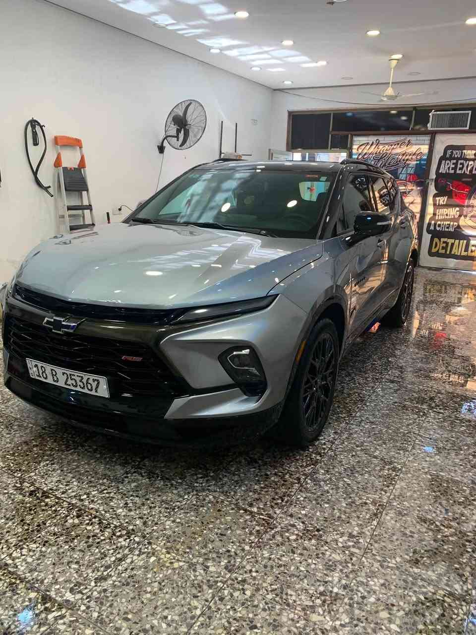 Chevy Blazer 2024 RS V6 3.6L
🔻فول بانوراما كشنات جلد وكهرباء وتبريد وخزن ميموري وجنطة كهرباء 
 
🔸الضرر سطحي خفيف : جاملغ امامي ايمن صبغ
بيها رصعات خفيفة يم قبق البانزين و البنيد تصلحن PDR ورصعة بالتكمة عايفها 
بيها شخوط ناعمة من امريكا مكحلهن ومسويلها بولش كامل وكلشي موضح بالصور  
 
🔸الايرباك كلهن سليمات 

🔸ماشية 25 الف كيلو فقط
 
🔸السعر : 275$ سعر نهائي

 مرقمة بابل حرة بإسمي هزة لشهر 12 

📍مكان السيارة بالحلة 

اتصال او واتساب ***********
