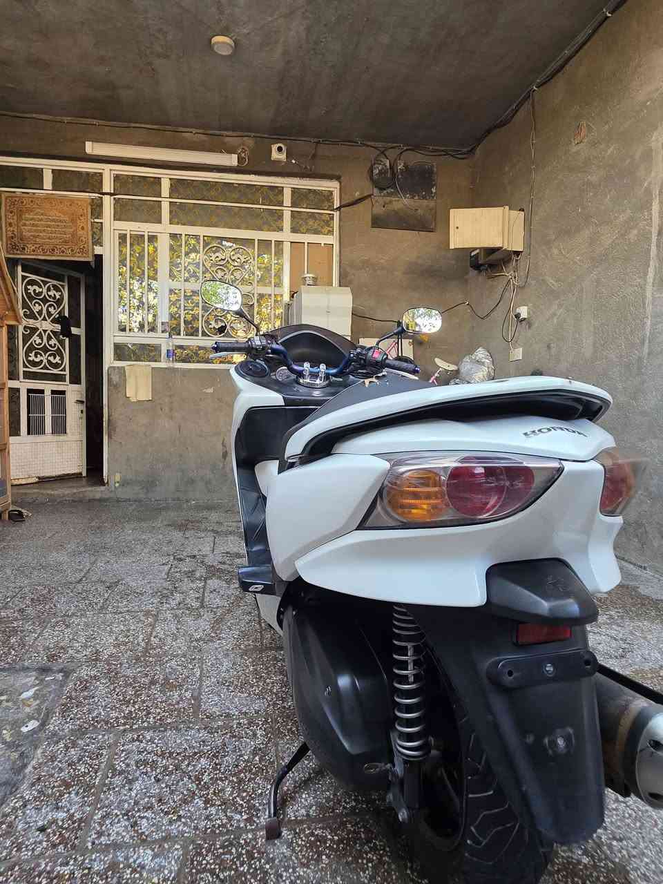 السلام عليكم 
فورزا 010 s7 للبيع 
المواصفات:
4 تحويلات+7 نمر
تدفئة ب يدات
لايت عدسة+مازدات فراشة
شاحنه+جداحة 12v
APS
كهربائيات كلها شغاله ومكينتها بيضه ومكفوله من فتح من تنقيص من تبخير 
سبب البيع جنت جايبها لشغلي وبطلت منه قبل شهرين جبتها تقريباً 
السعر 13 ورقه 
رقمي *********** متوفر واتساب ايضاً 
مكاني بغداد فلكة حي النصر
