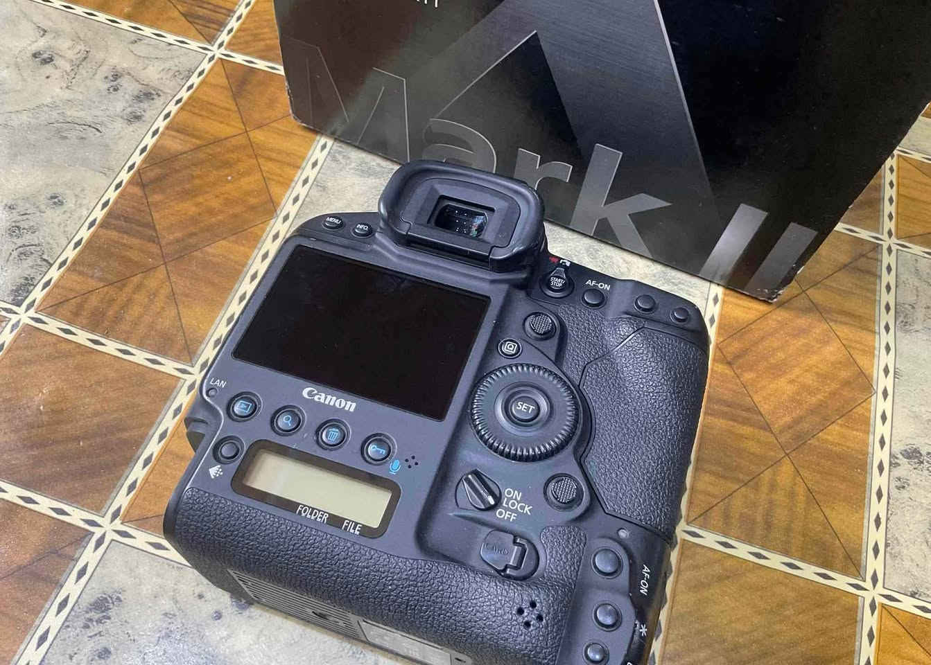 كانون وحش التصوير الرياضي مستخدم نظيف جدا
كانون 1DX بدي سعره مليون و 800 الف 
كانون 1DXll بدي سعره مليونين و 750 الف 
عدسه 70-200 الاصدار 3 سعره مليون و 500 الف
عدسه 70-200 الاصدار 2 سعره مليون و 250. الف
مكاني بابل
***********
