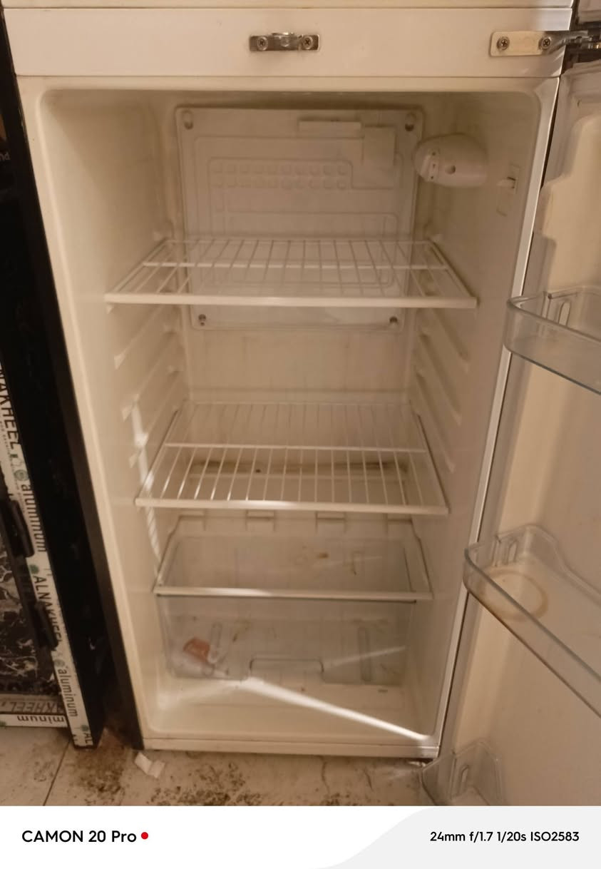 سلام عليكم للبيع غراض نضيفه  معه غرفت نوم 6 قطع نضيفه جدن معه دوشك 3 نفرات  معه ثلاجه نضيفه بس مطور عطلان مالته بدون خياسات ولا شي  الغرفه ريده 650 بيه مجال الثلاجه ريده 100 بيه مجال وعندي سخان مال مي حجم جبير ريده 200 جديد بل جيس  مكاني بغداد رقم تلفون ***********
