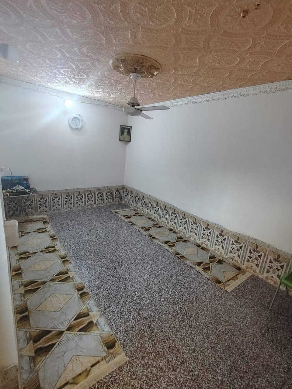 الدار للبيع مساحه 110م واقع حال 100م في حي التضحيه شارع العياده الستداره الثانيه قرب مجمع المرتضئ يبعد عن شارع العياده رابع بيت عنه شارع متوفر جميع الخدمات يتكون من غرفه وصاله دوانيه مطبخ+منور وصحيات (سعر 100وبيه مجال) باقي التفاصيل تصال عله رقم ***********
