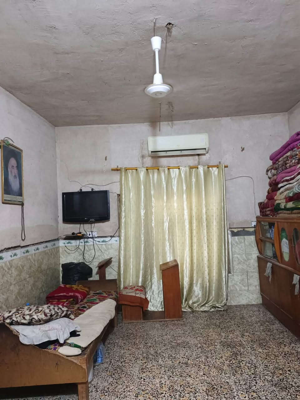 🏠 بيت سكني معروض للبيع

📐 المساحة: 250 متر

🏗️ البناء: طابوق
🏢 السقف: صب كونكريت مسلح

يتكون من:
🛏️ غرفتين نوم
🛋️ صالة كبيرة
🏡 استقبال كبير
🍳 مطبخ
🚿 صحيات داخلية وخارجية
🌿 طارمة كبيرة

📍 الموقع: خلف المصرف، موقع جداً ممتاز.

📞 للاستفسار:
***********
***********
