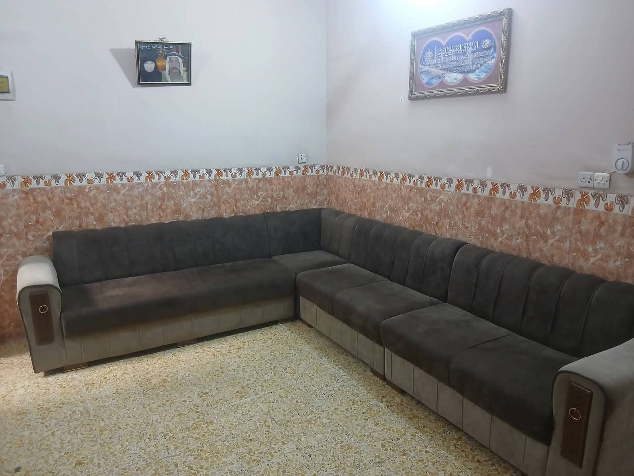 ديوان للبيع جديد شغل درجه اولى شغل كله بلوك اسود السعر ٣٥٠ وبي مجال ***********
