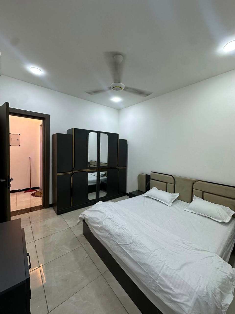 � شقق مؤثثة للإيجار – الكرادة 🏠
✅ غرفتان نوم
✅ صالة مريحة
✅ مطبخ متكامل
✅ حمام
✅ مؤثثة بالكامل وجاهزة للسكن
✅ مصعد حديث لخدمة السكان
✅ كراج خاص للسيارات
✅ مناسبة للعوائل والسكن الهادئ.

📞 للاستفسار والحجز:
***********

🏢 كما يمكنكم زيارة مكتبنا للاستفسار والحجز على العنوان التالي:
الكرادة داخل - مجاور دايموند مول / شارع علاء حداد
