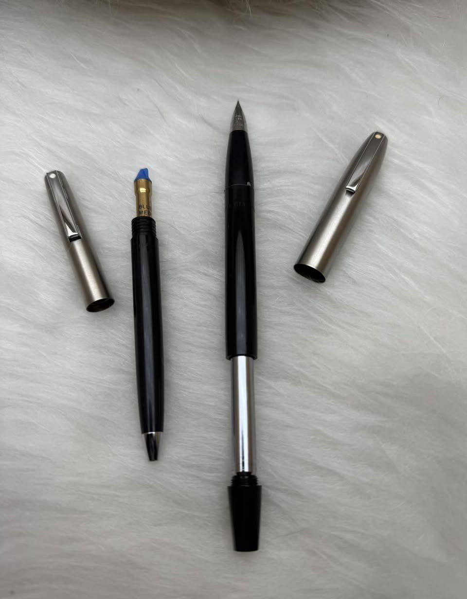 SHEAFFER 
سيت شيفر 
حبر و جاف 
غطاء ستيل والبدن بلاستك
ريشة (سلاية) ستيل
(بستم) بم
انتاج سنة السبعينات
حجم الخط F
جديد غير مستخدم
مع العلبة الاصلية 
للاستفسار المراسله على الواتساب او الاتصال بالرقم  *********** 
يوجد خدمة توصيل داخل بغداد و محافظات #محافظات

