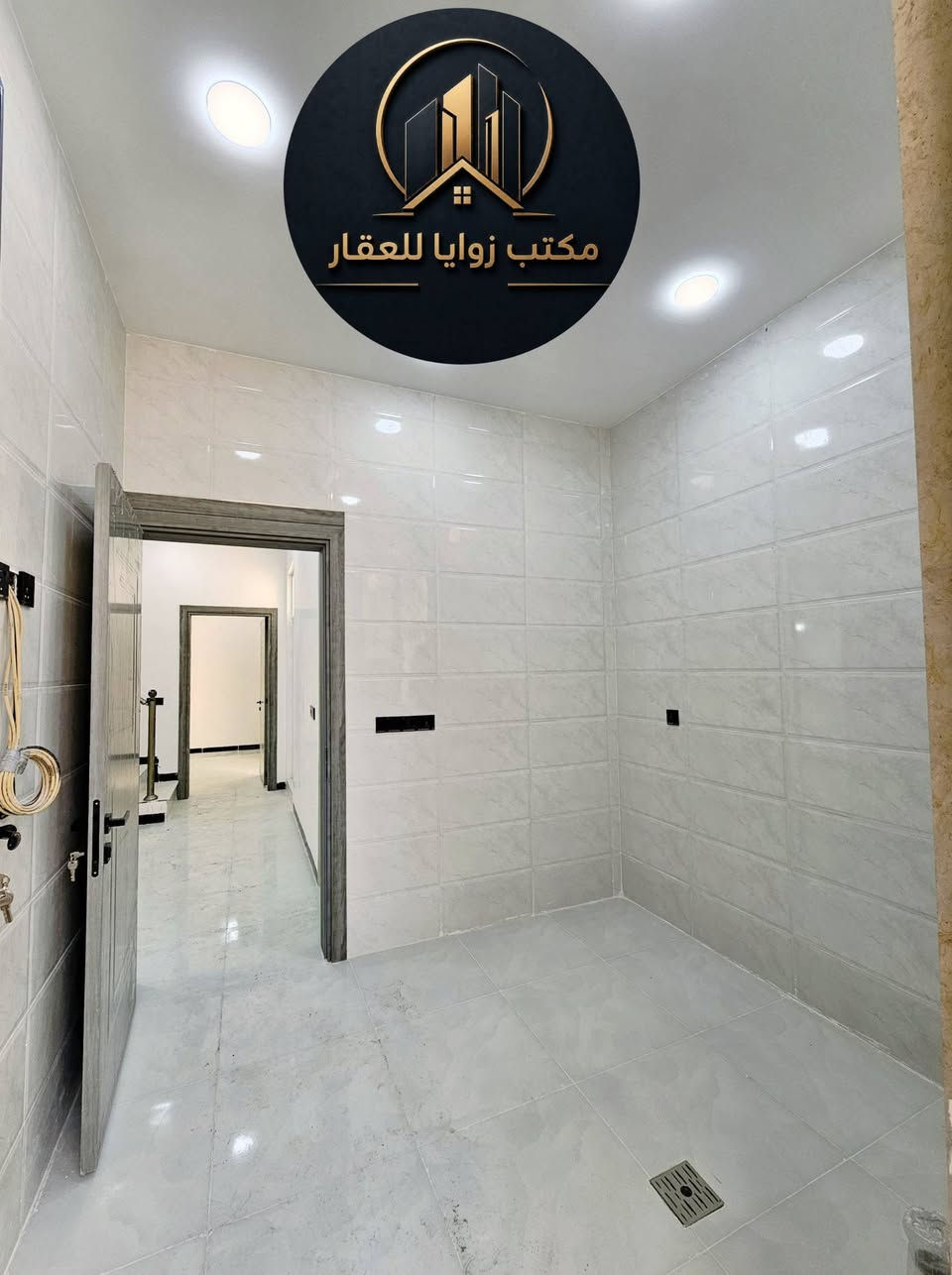 🛑 عروض مكتب زوايا للعقار . 🏢

🛑 دار للبيع في مزارع زيونه المقابله لحي الفلاح الثانيه في الفرع 
      المقابل لمولدة مزارع زيونه .

🛑 مساحة الدار ( 100 ) متر طابق واحد بناء حديث زيرو .

🛑 مساحة الواجهه ( 6.65 ) متر .

🛑 خدمات متوفره بالكامل  ماء /  كهرباء /  تبليط  .

🛑 اتجاه الدار شمال  .

🛑 سند الدار بستان زراعي ملك صرف .

🛑 الدار يتكون من :
      كراج + استقبال + هول داخلي غرفة نوم عدد ( 1 ) + مطبخ + 
      صحيات داخل الدار و خارجه + مناور اناره .

🛑 للاستفسار عن السعر وباقي التفاصيل اكثر الاتصال على الأرقام 
      التاليه او مراجعة المكتب في مزارع زيونه :
     
      ***********        /        ***********

🛑 اضغط على زر المتابعه ليصلك كل ما هو جديد من عروضنا .

🔴 عنوان المكتب الموصل / مزارع زيونه المقابله لحي الفلاح الثانيه 
      قرب كافتريا R 2 .

🛑 نستقبل كافة عروضكم التجاريه والسكنيه والزراعيه والجمعيات .

نص مكتوب في الصور:
- مكتب زوايا للعقار