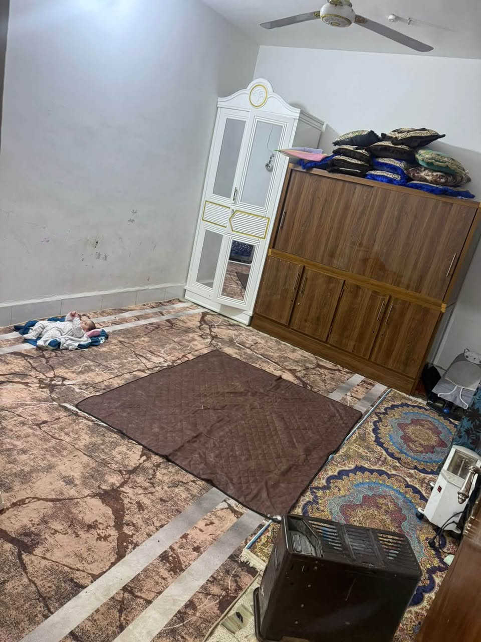 اخوان سلام عليكم بيت لبيع  ميتين متر ستقبال ومحل وربع غرف نوم وبعد ثنين مكاملات يصير ستة الضباط شارع عشرين تبليط داخل لمنطقة فول البلديات اتصل وتدلل مستعجل عل بيع ***********
