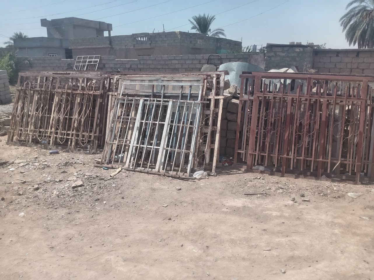 سلام عليكم ورحمة الله وبركاته بواب وشبابيك مستخدم وجديد وبلاستك وحديد اللبيع وسكلات وعربين عدد٣ وطخاميخ عدد٤ الاتصال على الرقم *********** مكان في الشرقاط الساحل
