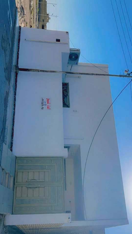 🏠 بيت للبيع بناء حديث  درجه أولى                                                       حي القصور  (200 متر ).                                                                                  قرب شارع ابو كبه.                                                                           ستقبال صاله مطبخ حار وبارد                                                            غرفتين طابق واحد سعر 115  .                                                            بي مجال شراي ستفسار تصل على رقم (***********)
