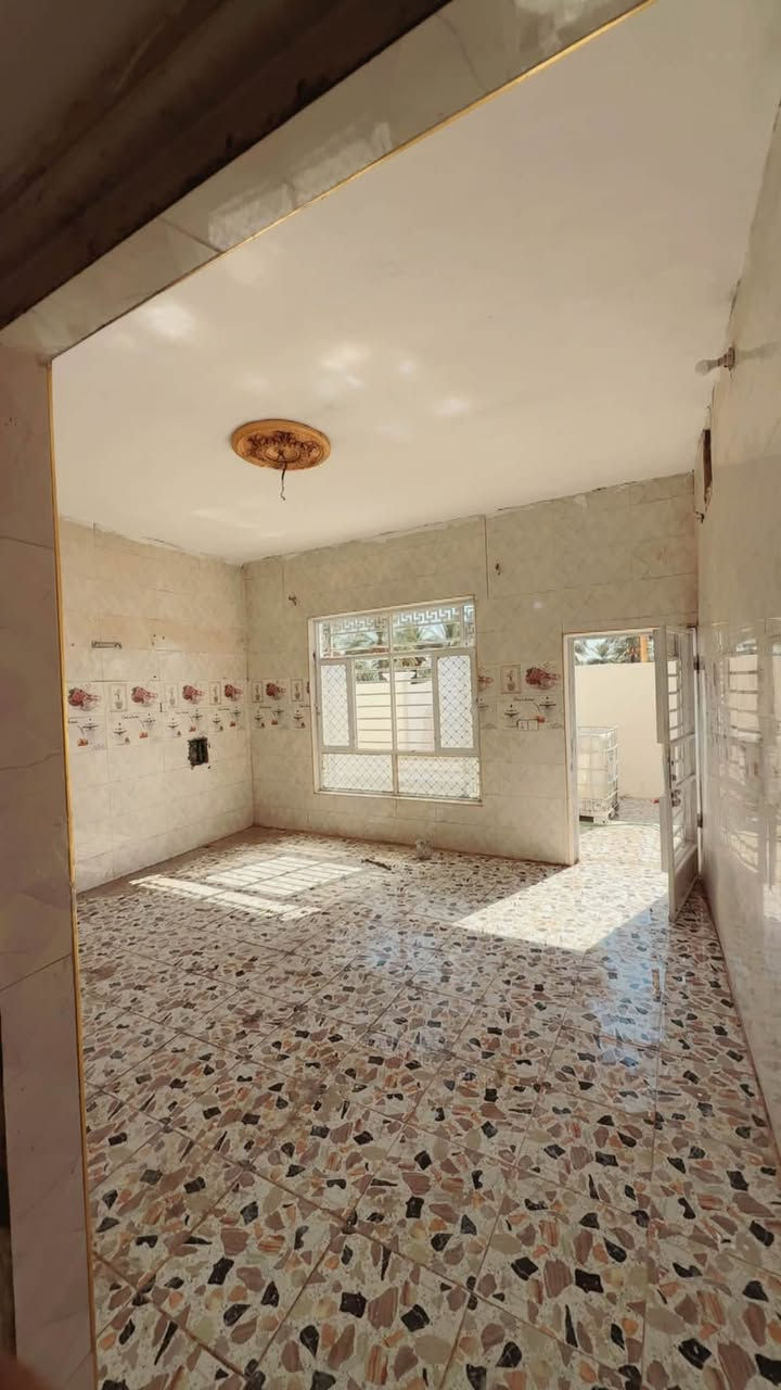 سلام عليكم بيت مساحه250 متر البيت عوزه بس واحد يجي يكعد بي بدون مذب علي ربع دينار مكان البيت الحمزه الغربي قرب محطه العلاك ع شارع العام سند 25 بإسمي شخصيا سعر البيت 70 مليون وبي مجال استفسار عبر الهاتف ‭***********‬
