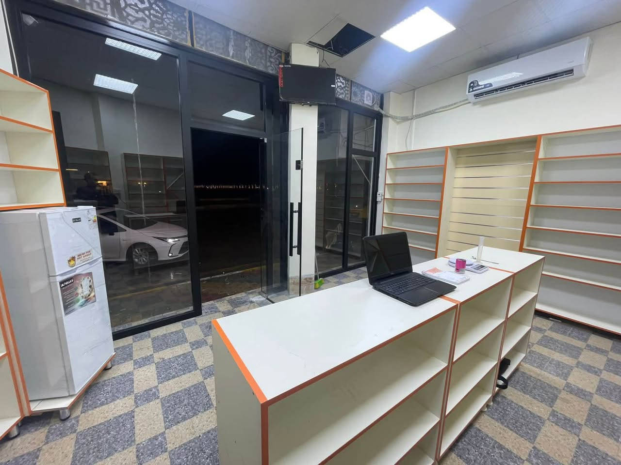 السلام عليكم
يوجد ديكور محل كامل MDF للبيع شغل درجه اولى ثقيل
التواصل على الرقم  ***********
