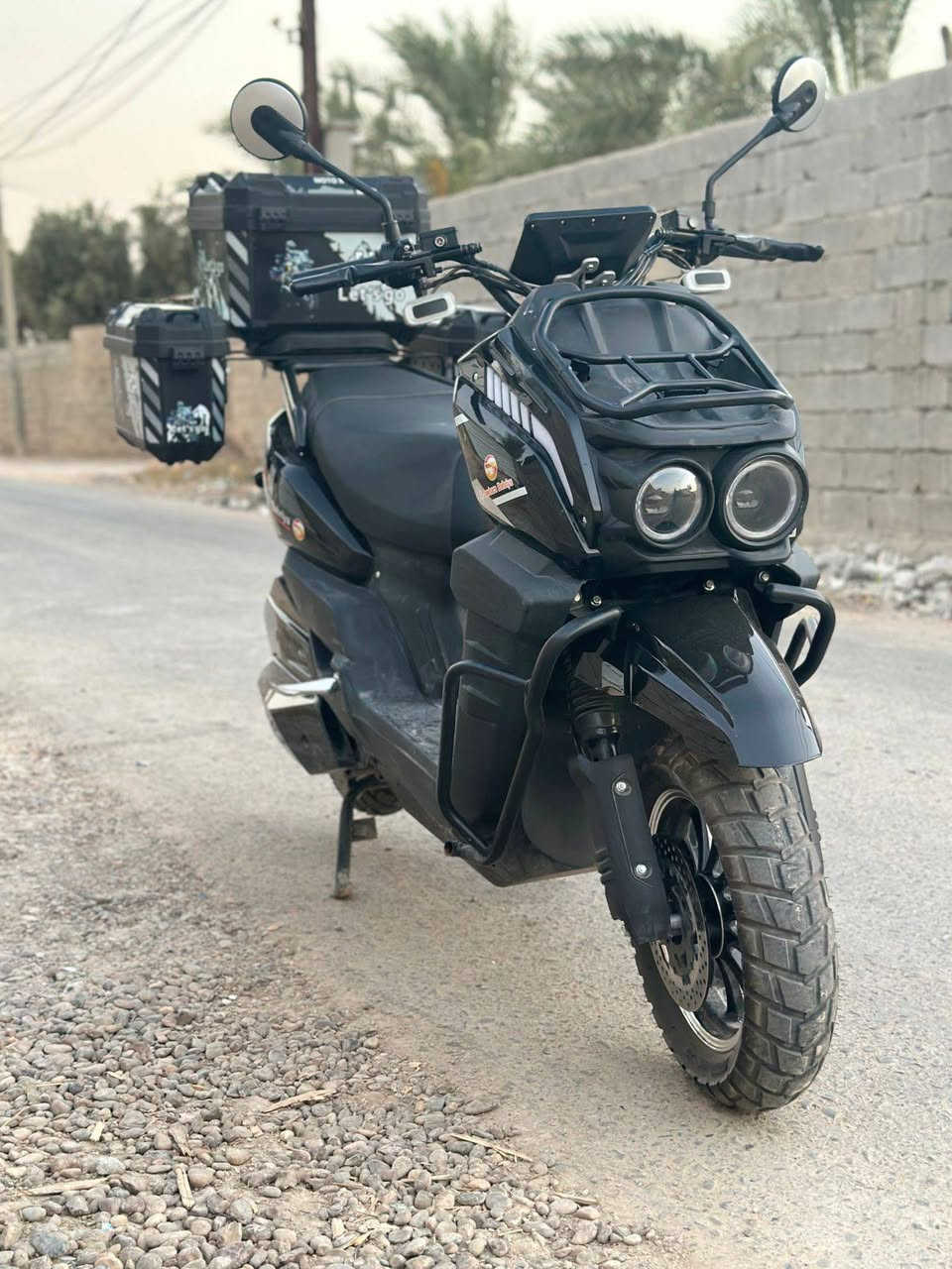 السلام عليكم
دراجه شحن اباچي للبيع 
لون أسود 
بطاريات مسطره عدد 6
ملف 3000 نحاس
اضواء Led عالي ناصي 
4 نمر سرعه 90 
تايرات جبليه حجم 16
بريك امامي خلفي هايدروليك
الدراجه جديده صارلها شهر 
السعر 1250 
الهاتف ***********
