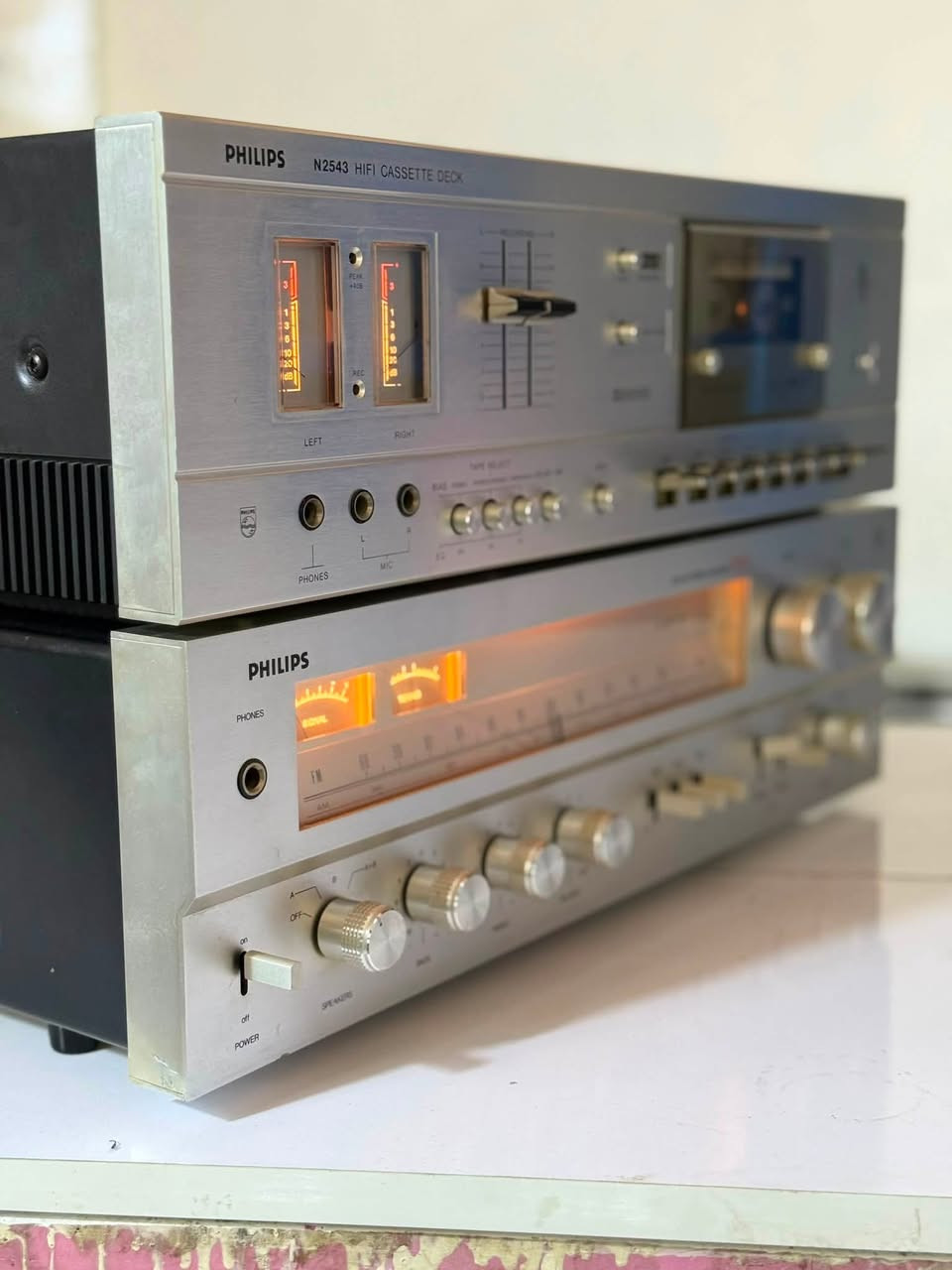 للبيع | طقم فيليبس كلاسيكي أصلي (Philips Vintage Hi-Fi) 🎶ملاحظه حجم الجهاز((48)) وارتفاع القطعه ((14))مجموع القطعتين ((29))واجهة ألمنيوم فضية مميزة.
مواصفات الجهاز:
340W
كهرباء ⚡️ 220
عمر الهيد طويل المدى
مع موصلات الاسبيكر اصليه 
📻 تيونر AM/FM بحساسية استقبال ممتازة.
📼 مسجل كاسيت Philips N2543 Hi-Fi Cassette Deck.
🎚️ عدادات VU بإضاءة كلاسيكية لقياس مستوى الصوت.
🔊 دعم Dolby NR لتقليل تشويش أشرطة الكاسيت.
🎤 مداخل مايكروفون وسماعات رأس.
🎛️ تحكم بالباس والتريبل والبالانس.
✨ تصميم فينتاج فاخر مناسب للاستخدام أو الاقتناء.
الحالة:
نظافة ممتازة كما موضح بالصور.
واجهات نظيفة وإضاءة العدادات تعمل بشكل جميل.
📩 للاستفسار أو الحجز، راسلني على الخاص.او الاتصال ***********
جهاز مميز ونادر، مناسب لهواة أجهزة الصوت الكلاسيكية وجامعي التحف الإلكترونية.

