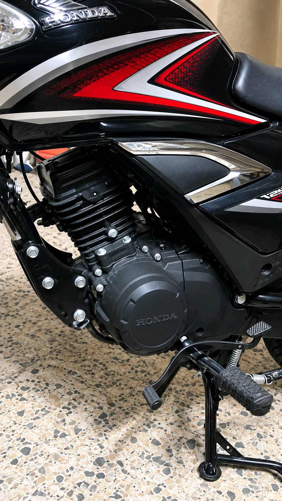 🏍️ للبيع دراجة هونده 125 موديل 2023
📍 الموقع: البصرة – شمشومية
الموديل: 2023
السعة: 125cc
رقم وسنوية باسم المالك
الكير نضيف
المكينة نظيفة
الدراجة استخدام شخصي
البدي نظيف وحالتها مبينة بالصور
جاهزة للاستخدام والنقل
💰 السعر: 2,700,000 دينار قابل للتفاوض البسيط للجادين فقط.
📞 للاستفسار والتواصل:
***********
الرجاء عدم بخس الدراجة، والسعر قابل لتفاوض بسيط فقط.