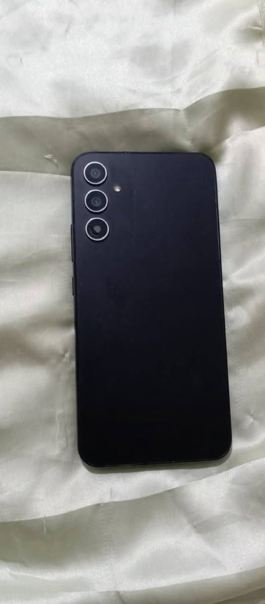 *للبيع مستعجل Samsung A34 5G* 
*المواصفات:*
- الذاكرة: 128GB 
- الرام: 8GB
- اللون: اسود
- الحالة: نضيف 100% ماكو كسر - مثل اللي بالصورة
- الشبكة: 5G + شاشة AMOLED 120Hz
- الكاميرا: 48MP مع مثبت OIS

*السعر: 200 دينار قابل للمساومة البسيطة*
*المكان: الموصل*
*السبب: مستعجل*

للتواصل: [***********]

