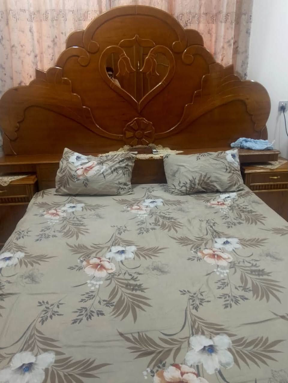 غرفه نوم كبيره كدامك الصور كلبي لاستفسار لاتصال عل رقم السعر 1300 كلبي لاستفسار لاتصال عل رقم ***********
