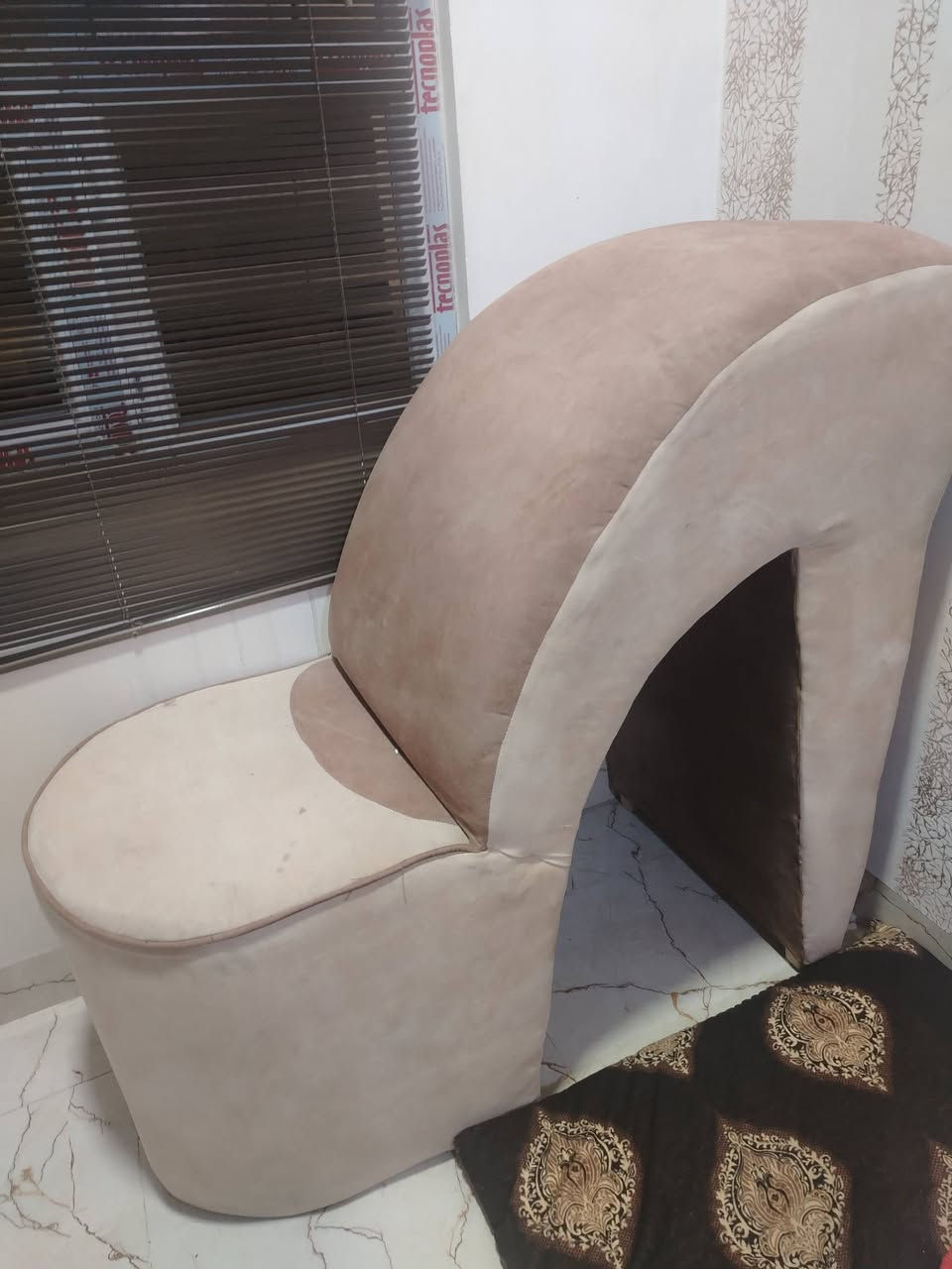 اغراض صالون للبيع ديكور 600 الف مستخدم قليل فصال خشبmdf كنبة مكياج ب ٧٥ ومغسلة تعليق ب ١٥٠ وكرسي ستول ٥٠ وكرسي حلاقة جك شغال جديد ب ٢٠٠  ابيع بلتجزيء ماشرط كامل الشراي يدخلي خاص
