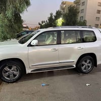 لاندكروز VXR • ٢٠١٥ • ١٧٢٠٠٠ كم