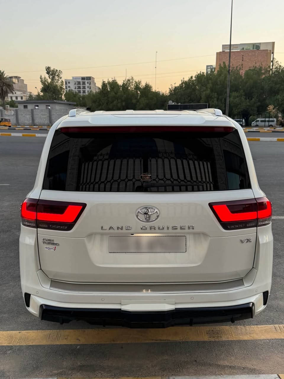 لاندكروز VX توين تيربو 2022 
السيارة ضمان وكالة ساز 
السيارة بيهه بنيد مبدل اصلي من الوكالة وبيهه بارد بسيط بل جنطة 
السيارة ماشيه 112
السعر 580$ وبيهه مجال
مكان السيارة بغداد - البلديات 
رقم الهاتف /واتساب ***********
