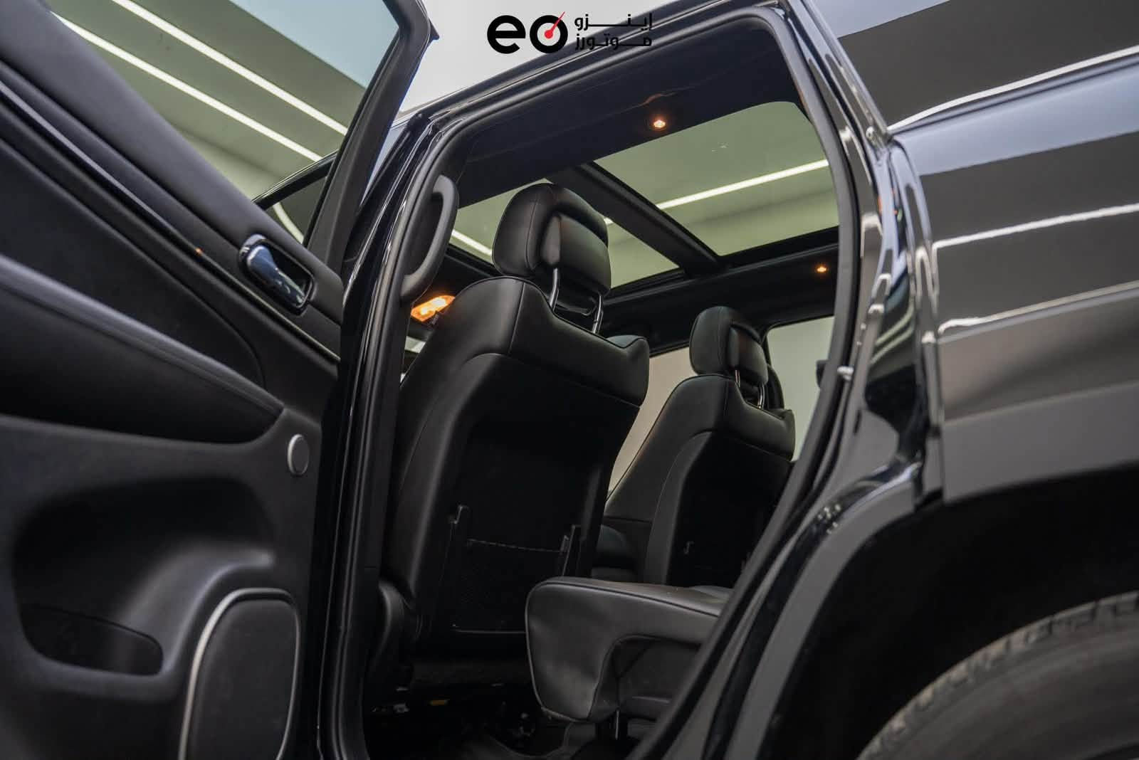 🚘 للبيع Jeep Grand Cherokee High Altitude  جيب كراند شيروكي  وارد كندي  سيارة كلين تايتل 2021

🔹 الموديل: 2021
🔹 الفئة: High Altitude
🔹 المحرك: 3.6 لتر V6
🔹 القوة: 293 حصان
🔹 ناقل الحركة: أوتوماتيك 8 سرعات
🔹 الدفع: 4×4
🔹 المقاعد: 5
🔹 الجنوط: 20 إنش
🔹 شاشة Uconnect
🔹 Apple CarPlay وAndroid Auto
🔹 مقاعد جلد 
🔹  + تبريد مقاعد أمامية كهربائية ومدفأة
🔹 فتحة سقف بانوراما
🔹 باب خلفي كهربائي
🔹 دخول وتشغيل ذكي
🔹 كاميرا خلفية وحساسات ركن
🔹 مراقبة النقطة العمياء
🔹 نظام صوت Alpine
🔹 مثبت سرعة
🔹 تصميم High Altitude مميز سماعات هارمن كارديون 
+ جكات 
وتطعيمات خارجية سوداء 

📌 السيارة نظيفة جداً ومواصفاتها عالية.

📍 الموقع: بغداد + دهوك رقم السيارة دهوك
💰 السعر: 33 الف وبيها مجال 
📞 للتواصل: ***********

نص مكتوب في الصور:
- إينزو موتورز
- إينزو موتورز e0
- eo إينزو موتورز
- eO انزو موتورز
- إينزو موتورز eo
- اينزو موتورز e0