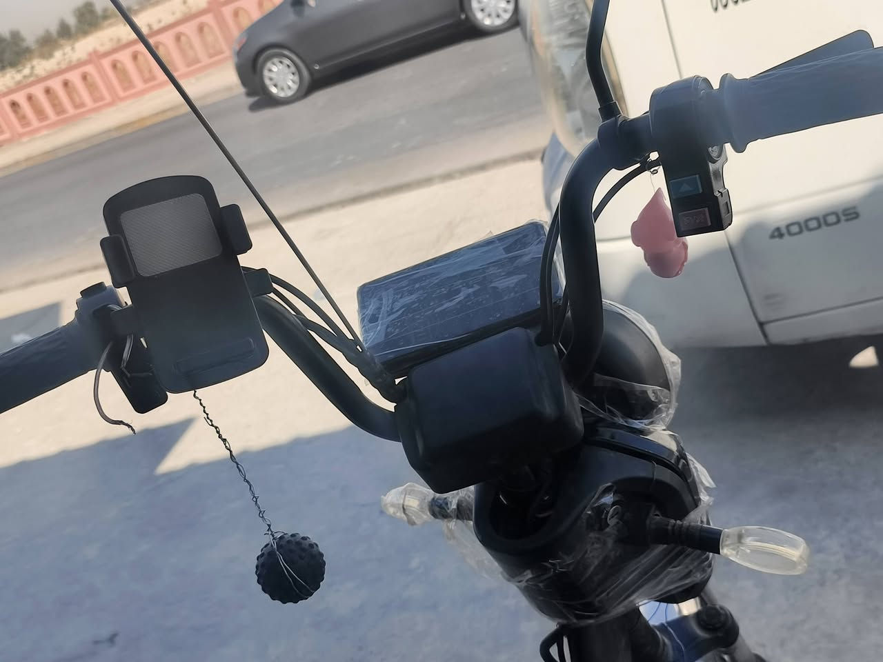 السلام عليكم 
ماطور شحن للبيع فول موصفات ريموت تشغيل عن بعد تشغيل مفتاح ام بي 3بلوتوث 5بطاريات 60ڤولت 1000وات يمشيك 40كيلو متر ناقصه دكمة لايت العالي والغلاف مال بطارية بي فطر بسيط الماطور مصروف علي ونضيف اعطيني سعر بس لا تكسر بي  
 للتواصل ***********بي واتساب

