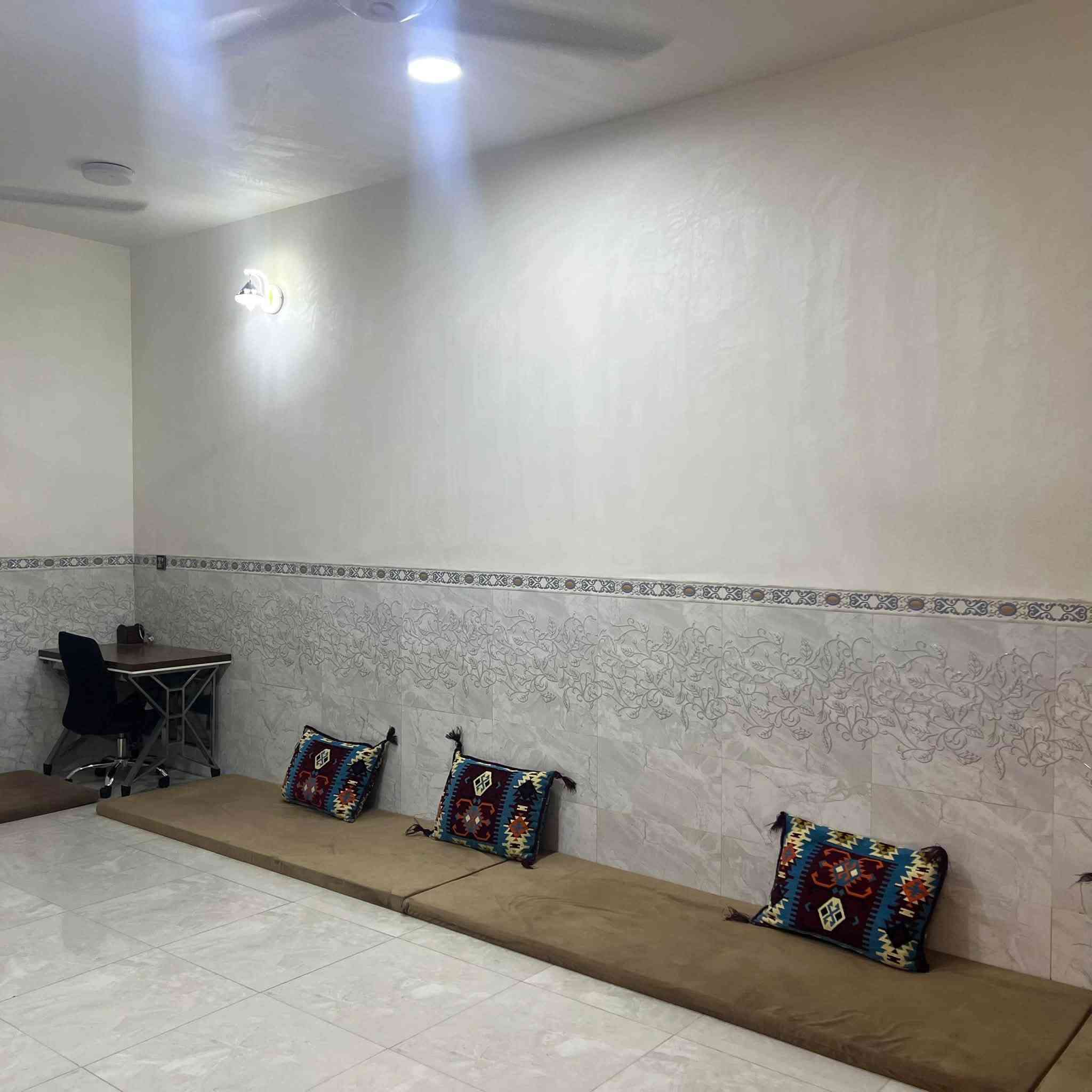 السلام عليكم ورحمة الله وبركاته 
دار للبيع في الهاشمية حي العسكري (حي الصادق) طابو صرف مساحته 120 متر  مع فضلة يعني 140 واقع 
بناء حديث سنة 2024 
طابوق وصب كونكريت
سعر البيت 83
للاستفسار زيارة مكتب الوسمي للعقار او الاتصال 
*********** ابو زيد الجبوري

