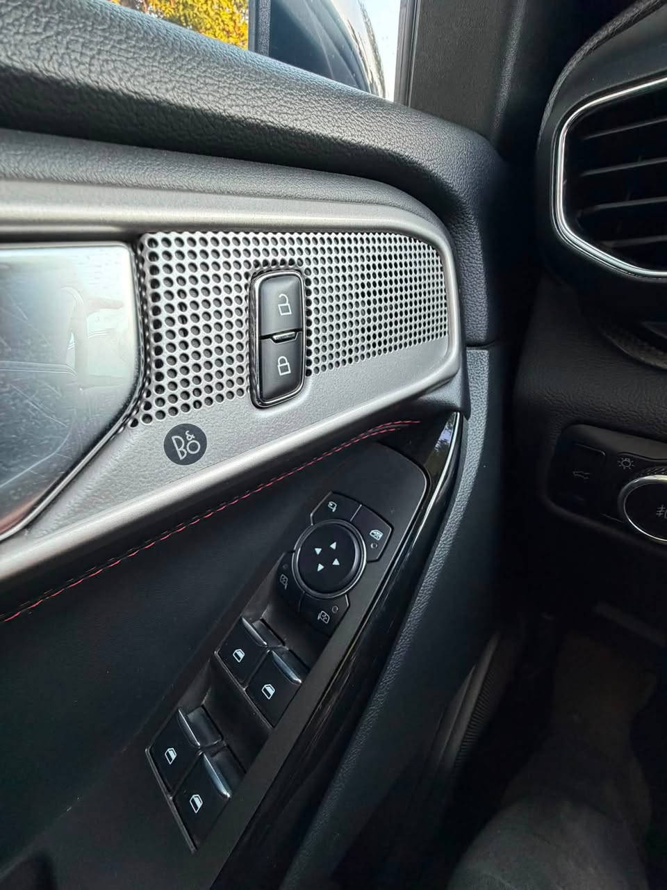 للبيع | Ford Explorer ST LINE
🚘 Ford Explorer – وارد أمريكي

📌 الموديل: 24 Ford Explorer
ملاحضة : السيارة بيه بيبان ثنين مبدله نفس اللون السيارة بدون صبغ ماعدا ربع الجاملغ جهة السايق فقط بجم كبس
📌 اللون: أسود
📌 الحالة: نظيفة جداً من الداخل والخارج
📌 المحرك: EcoBoost 
📌 ناقل الحركة: أوتوماتيك 10 سرعات
📌 الوقود: بنزين

⭐ أبرز المواصفات

* تصميم رياضي وفخم
* شاشة وسطية مع عدادات واضحة
* تحكم بالمقود
* مثبت سرعة
* كاميرا خلفية
* حساسات/أنظمة مساعدة حسب التجهيز
* مقصورة واسعة ومريحة
* مساحة ممتازة للعائلة والسفر
* ناقل حركة أوتوماتيك 10 سرعات
* إضاءة LED
* جنوط رياضية
* نظام Ford SYNC حسب التجهيز
* ثلاث صفوف مقاعد ومساحة داخلية واسعة
   • تحديد مسار
📍 السيارة موجودة ببغداد اليرموك

📞 للاستفسار:***********
***********
