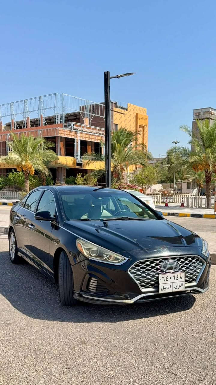 هيونداي سوناتا 2019 Limited أمريكي 🇺🇸
• مكينة 2.4 GDI أربع سلندر
• قوة 185 حصان
• گير أوتوماتيك 6 سرعات
• دفع أمامي
• صرفية زينة بالنسبة لحجم السيارة
• تانكي بحدود 70 لتر

⭐ التجهيزات:

• جلد كامل
• مقاعد أمامية تبريد وتسخين
• كراسي كهربائية للسائق والراكب الأمامي
• كرسي السائق كهربائي
• فتحة سقف بانوراما
• شاشة 8 إنچ
• Apple CarPlay + Android Auto
• سيستم صوت Infinity
• تشغيل زر
• دخول بصمة / سمارت كي
• كاميرا خلفية
• حساسات خلفية
• LED أمامي وخلفي
• الليد الأمامي يتحرك ويه الستيرن
• جنوط 18 إنچ
• مرايات كهربائية
• مثبت سرعة
• تحكم من المقود

🛡️ أنظمة الأمان:

• رادار أمامي وتحذير اصطدام
• فرملة طوارئ
• تحذير خروج عن المسار
• مساعد المسار
• مراقبة النقطة العمياء
• تنبيه حركة المرور الخلفية
• مثبت سرعة متكيف

🔧 ملاحظات السيارة:

• حادث خلفي
• بدون إيرباك
• رقم أربيل قديم
• السنوية تحتاج تجديد منتهية شهر 6
موقع السيارة في النجف 
رقم التواصل ***********
