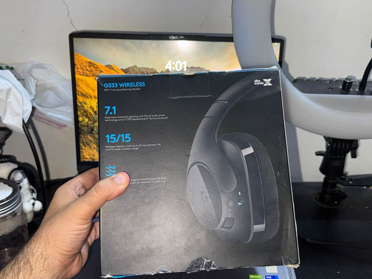 للبيع سماعة Logitech G533 Wireless
مستخدمة قليلاً وبحالة ممتازة (نظيفة جداً).
المواصفات التقنية:
نظام الصوت: تدعم تقنية الصوت المحيطي DTS Headphone:X 7.1 مع مشغلات الصوت المتقدمة Pro-G™.
 
الاتصال اللاسلكي: تقنية لاسلكية بتردد 2.4 GHz بمدى يصل إلى 15 متراً، توفر صوتاً بدون تأخير (Lossless Audio).

البطارية: بطارية قابلة لإعادة الشحن تدوم حتى 15 ساعة من الاستخدام المتواصل.

  الميكروفون: ميكروفون مزود بتقنية إلغاء الضوضاء (Noise-Canceling)، مع فلتر مدمج (Micro Pop Filter)، وميزة الكتم التلقائي عند طي المايك للأعلى.
 
متوافقة مع أجهزة PC و PlayStation.

سعرها 125 الف وبيها مجال
مكاني البصرة للتواصل ***********
