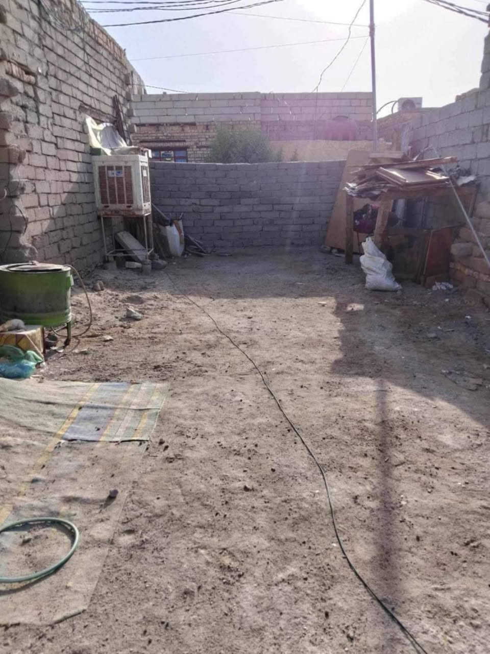 بيت زراعي مساحته 285م يحتوي عل صاله كبيره او غرفتين او ملحقات العنوان دور الزراعه مقابل مستشفى البيطري نزلة مدرسة هبة الله للبيع سعره 45مليون او مراوس حسب القناعه ***********
